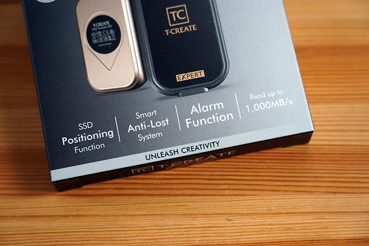 T-CREATE EXPERT P34F 開箱實測:全球首款可定位外接 SSD,時尚輕巧效能優,整合 Apple Find My 功能不怕弄丟! - 阿祥的網路筆記本 外盒正面也列出 EXPERT P34F 的其他功能特色。
