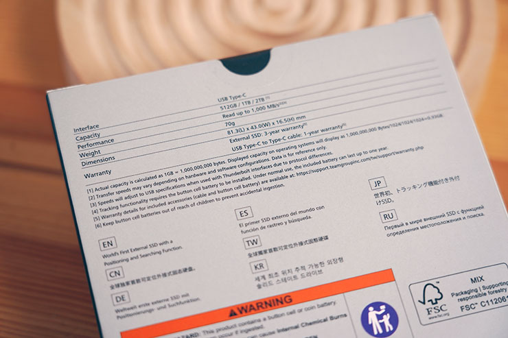 T-CREATE EXPERT P34F 開箱實測:全球首款可定位外接 SSD,時尚輕巧效能優,整合 Apple Find My 功能不怕弄丟! - 阿祥的網路筆記本 盒背可看到產品詳細的規格標示。
