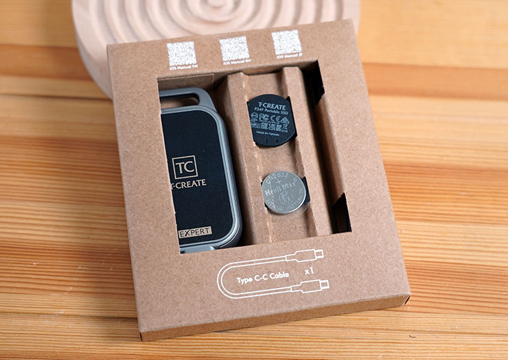 T-CREATE EXPERT P34F 開箱實測:全球首款可定位外接 SSD,時尚輕巧效能優,整合 Apple Find My 功能不怕弄丟! - 阿祥的網路筆記本 盒內採用分隔式固定產品本體與配件。