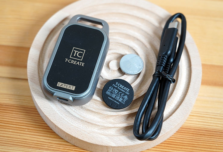 T-CREATE EXPERT P34F 開箱實測:全球首款可定位外接 SSD,時尚輕巧效能優,整合 Apple Find My 功能不怕弄丟! - 阿祥的網路筆記本 除了 EXPERT P34F 本體,也提供了定位供電用的 CR2032 電池、電池倉蓋與 USB Type-C to Type-C 連接線。