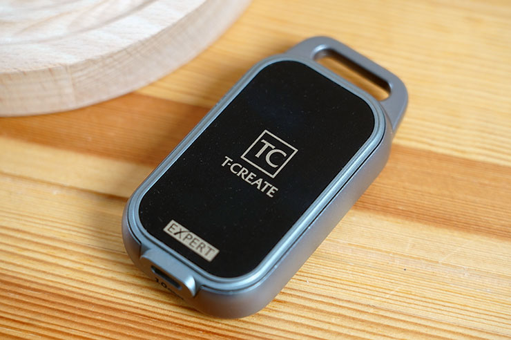 T-CREATE EXPERT P34F 開箱實測:全球首款可定位外接 SSD,時尚輕巧效能優,整合 Apple Find My 功能不怕弄丟! - 阿祥的網路筆記本 EXPERT P34F 本體,採用黑色與銀色雙色搭配,金屬質感出色,機身頂部自帶吊環設計。