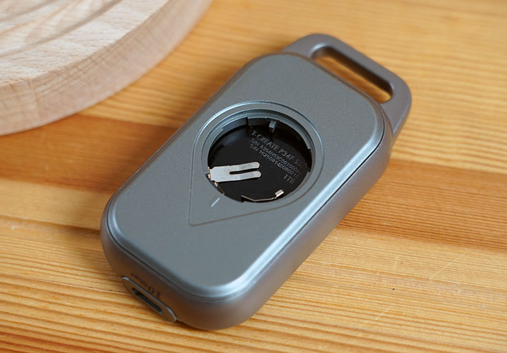 T-CREATE EXPERT P34F 開箱實測:全球首款可定位外接 SSD,時尚輕巧效能優,整合 Apple Find My 功能不怕弄丟! - 阿祥的網路筆記本 機身背面可以看到電池倉。