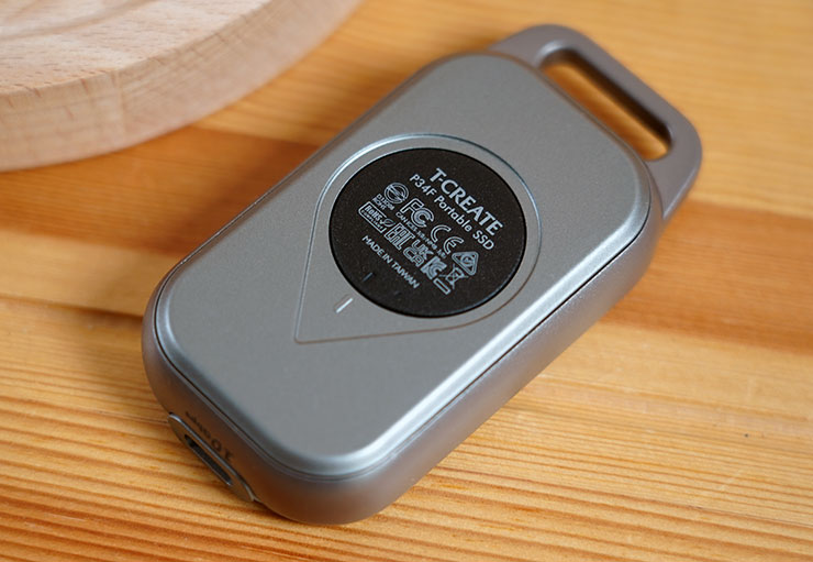 T-CREATE EXPERT P34F 開箱實測:全球首款可定位外接 SSD,時尚輕巧效能優,整合 Apple Find My 功能不怕弄丟! - 阿祥的網路筆記本 安裝電池後,電池艙蓋可扣上旋緊固定。