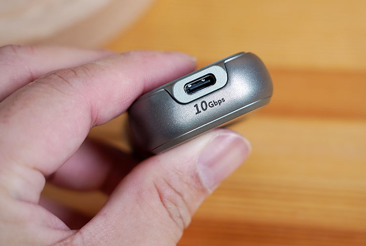 T-CREATE EXPERT P34F 開箱實測:全球首款可定位外接 SSD,時尚輕巧效能優,整合 Apple Find My 功能不怕弄丟! - 阿祥的網路筆記本 EXPERT P34F 底部可看到標示 10 Gbps 速度的 USB 3.2 Gen2 x1 規格的 USB Type-C 埠。