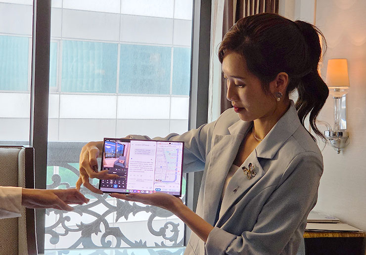 三星 Galaxy Z TriFold 實機動手玩:三摺疊設計讓平板尺寸也能收納口袋,獨立 DeX 功能讓多工更靈活 - 阿祥的網路筆記本 Galaxy Z TriFold 實機設計精緻,展開後的 10 吋大螢幕擁有不錯的視覺效果,多工處理能力也更為優異。