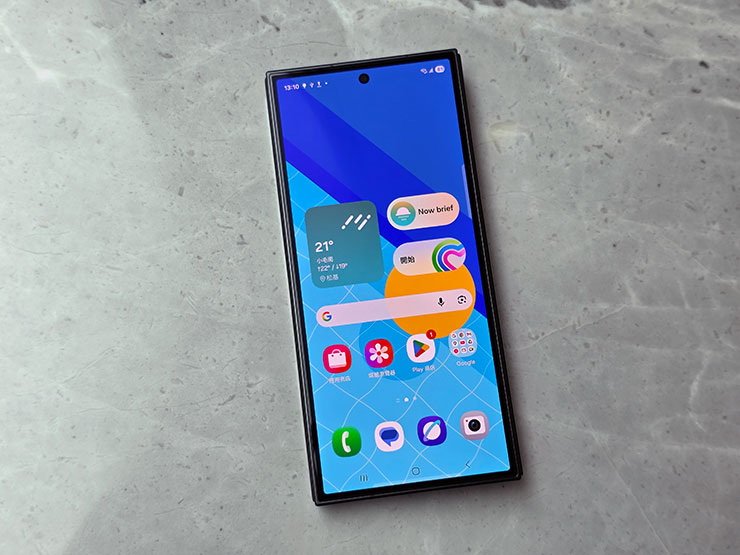 三星 Galaxy Z TriFold 實機動手玩:三摺疊設計讓平板尺寸也能收納口袋,獨立 DeX 功能讓多工更靈活 - 阿祥的網路筆記本 Galaxy Z TriFold 機身正面的外螢幕,尺寸與 Z Fold 7 一樣同為 6.5 吋。