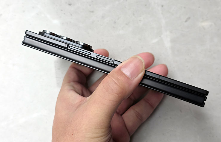 三星 Galaxy Z TriFold 實機動手玩:三摺疊設計讓平板尺寸也能收納口袋,獨立 DeX 功能讓多工更靈活 - 阿祥的網路筆記本 Galaxy Z TriFold 摺疊狀態時的機身底右側可看到音量鍵、指紋辨識側鍵。