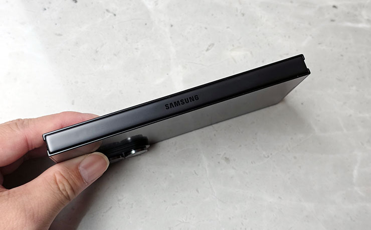 三星 Galaxy Z TriFold 實機動手玩:三摺疊設計讓平板尺寸也能收納口袋,獨立 DeX 功能讓多工更靈活 - 阿祥的網路筆記本 Galaxy Z TriFold 摺疊狀態時左側的鉸鏈護蓋。