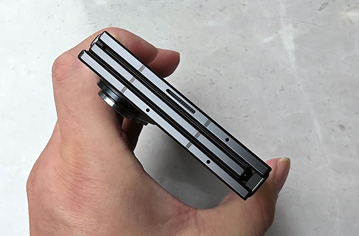 三星 Galaxy Z TriFold 實機動手玩:三摺疊設計讓平板尺寸也能收納口袋,獨立 DeX 功能讓多工更靈活 - 阿祥的網路筆記本 Galaxy Z TriFold 摺疊狀態時的機身頂側。