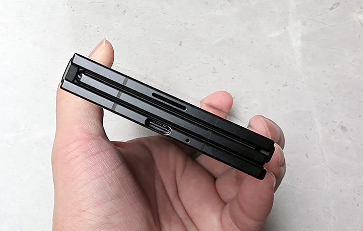 三星 Galaxy Z TriFold 實機動手玩:三摺疊設計讓平板尺寸也能收納口袋,獨立 DeX 功能讓多工更靈活 - 阿祥的網路筆記本 Galaxy Z TriFold 摺疊狀態時的機身底側。
