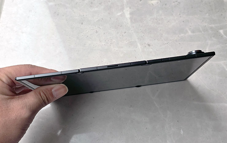 三星 Galaxy Z TriFold 實機動手玩:三摺疊設計讓平板尺寸也能收納口袋,獨立 DeX 功能讓多工更靈活 - 阿祥的網路筆記本 Galaxy Z TriFold 完全展開後,可以發現到機身極為纖薄。