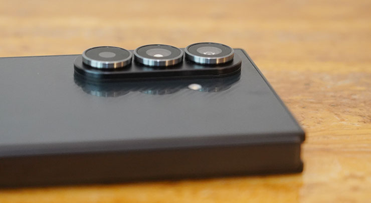 三星 Galaxy Z TriFold 實機動手玩:三摺疊設計讓平板尺寸也能收納口袋,獨立 DeX 功能讓多工更靈活 - 阿祥的網路筆記本 鏡頭模組有一定的厚度。