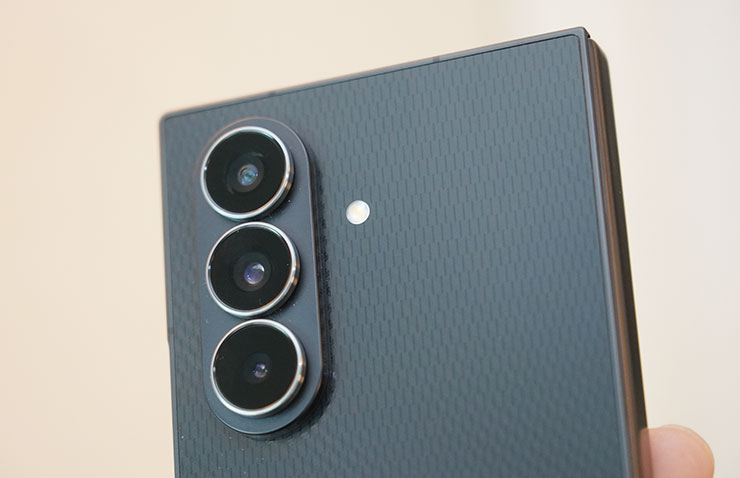 三星 Galaxy Z TriFold 實機動手玩:三摺疊設計讓平板尺寸也能收納口袋,獨立 DeX 功能讓多工更靈活 - 阿祥的網路筆記本 鏡頭模組的設計與 Z Fold 7 相同。