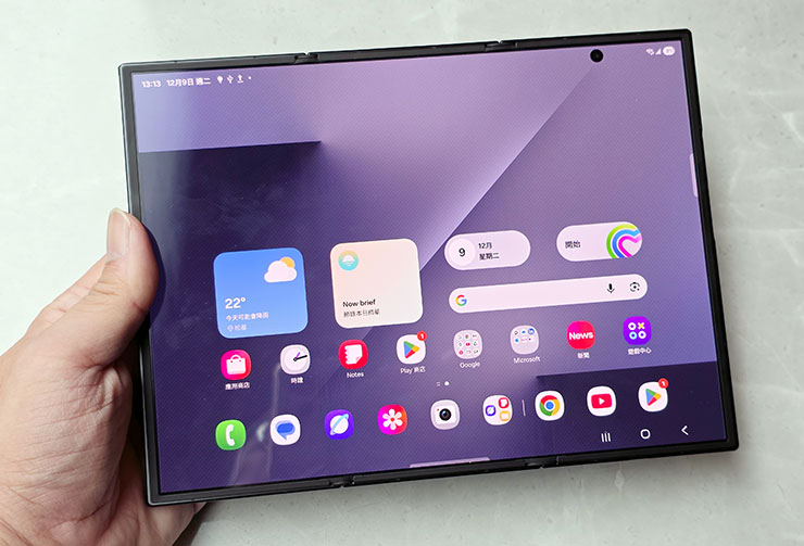 三星 Galaxy Z TriFold 實機動手玩:三摺疊設計讓平板尺寸也能收納口袋,獨立 DeX 功能讓多工更靈活 - 阿祥的網路筆記本 一手輕鬆掌握 10 吋大螢幕真的蠻爽快的。
