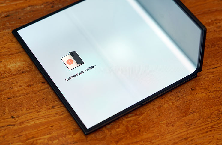 三星 Galaxy Z TriFold 實機動手玩:三摺疊設計讓平板尺寸也能收納口袋,獨立 DeX 功能讓多工更靈活 - 阿祥的網路筆記本 內螢幕展開狀態下,若將右側機身先向內摺疊時,手機就會有震動並讓畫面變全白提示。