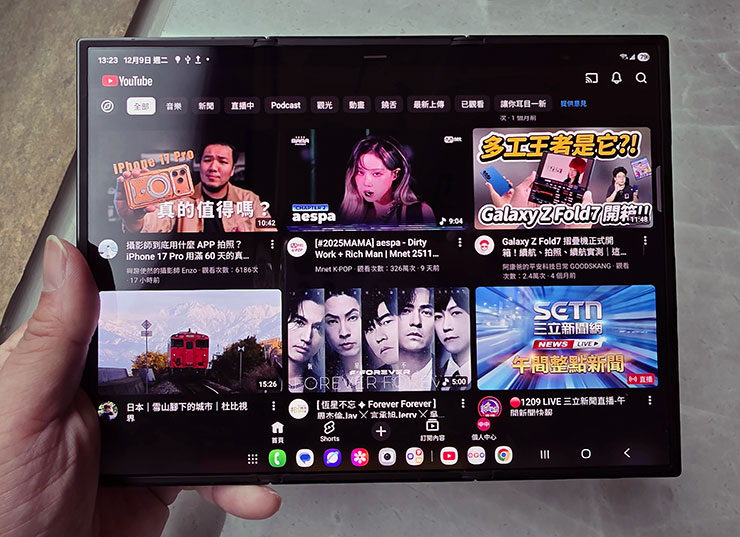三星 Galaxy Z TriFold 實機動手玩:三摺疊設計讓平板尺寸也能收納口袋,獨立 DeX 功能讓多工更靈活 - 阿祥的網路筆記本 Galaxy Z TriFold 瀏覽 YouTube 時的體驗也與平板電腦差不多。