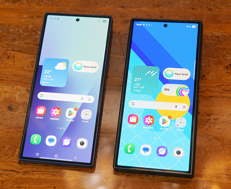 三星 Galaxy Z TriFold 實機動手玩:三摺疊設計讓平板尺寸也能收納口袋,獨立 DeX 功能讓多工更靈活 - 阿祥的網路筆記本 Galaxy Z Fold 7(圖左)與 Galaxy Z TriFold(圖右),外螢幕皆為 6.5 吋的大小。