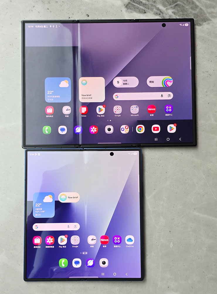 三星 Galaxy Z TriFold 實機動手玩:三摺疊設計讓平板尺寸也能收納口袋,獨立 DeX 功能讓多工更靈活 - 阿祥的網路筆記本 Galaxy Z TriFold(圖上)與 Galaxy Z Fold 7(圖下) 展開內螢幕後的樣子,Z TriFold 是 10 吋, Z Fold 7 是 8 吋。