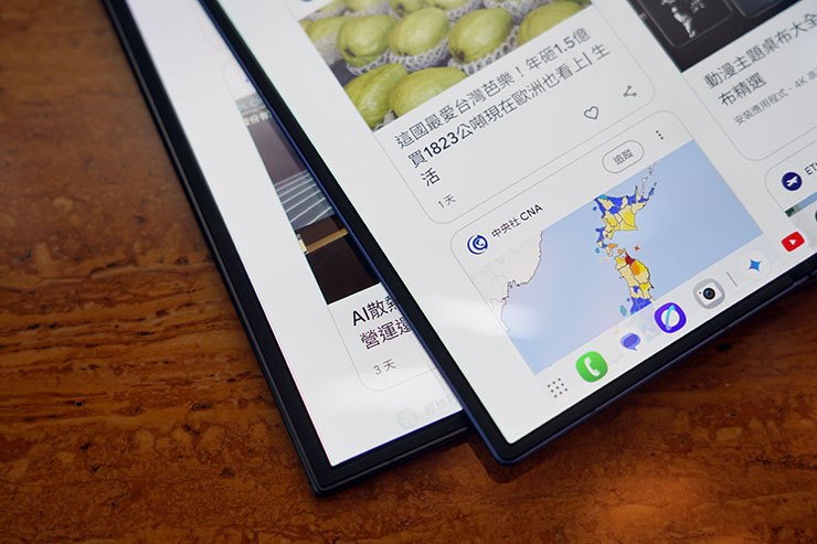 三星 Galaxy Z TriFold 實機動手玩:三摺疊設計讓平板尺寸也能收納口袋,獨立 DeX 功能讓多工更靈活 - 阿祥的網路筆記本 Galaxy Z Fold 7(上)與 Galaxy Z TriFold(下)的螢幕邊框特寫,可以發現 Z Fold 7 相對更窄一些。