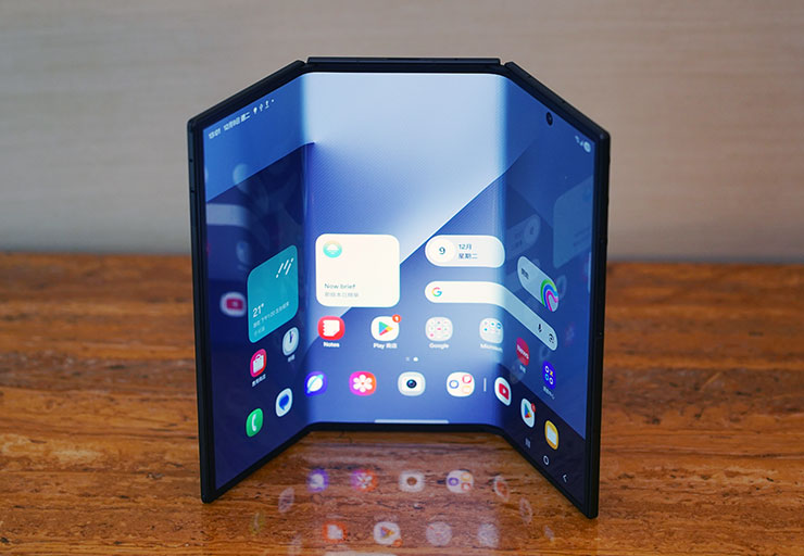 三星 Galaxy Z TriFold 實機動手玩:三摺疊設計讓平板尺寸也能收納口袋,獨立 DeX 功能讓多工更靈活 - 阿祥的網路筆記本 Galaxy Z TriFold 可以說是 Galaxy Z Fold 7 的進階版,展開後更大的螢幕真的很吸引人呢!