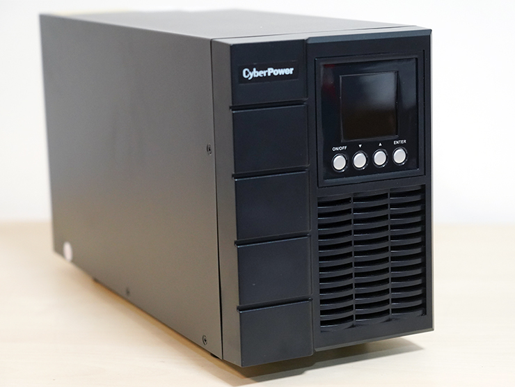 CyberPower OLS2000A 延續先前 OLS1500 的整體設計風格，採直立塔式機身設計與全黑色的低調搭配，尺寸大小也差不多。