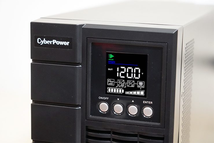 OLS2000A 正面的螢幕升級為彩色顯示，相對閱讀性更好，螢幕下方有包括電源鍵、選單切換和確認功能的四個功能鍵。