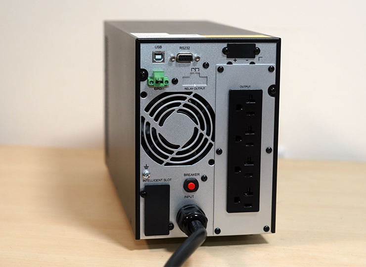 連結埠、擴充槽、插座與電源線同樣都設置於機身後側。