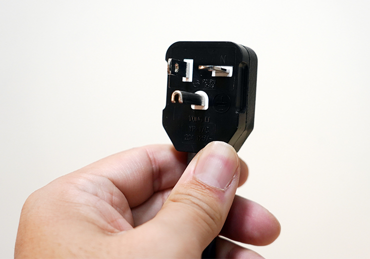 相較於舊款的 OLS1500 採用一般常見的 NEMA 5-15P 規格插頭，OLS2000A 因為容量達 2000 VA 以上，為符合 UPS 安全規範，電源插頭改為 NEMA L5-20P(2kVA) 的規格，使用環境需要另行配置專用的 20A 市電線路，以確保使用安全！