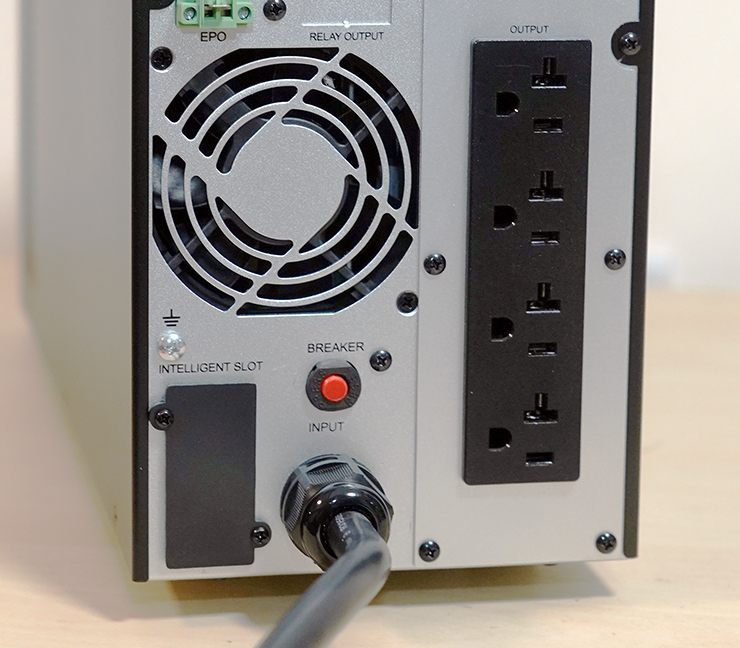 機身後側還有可變轉速的散熱風扇，預留的智慧插槽，緊急斷電鈕，以及四組具備突波保護功能的備援插座。