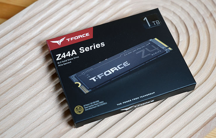 T-FORCE Z44A7 的外盒為全黑色設計，正面可以看到產品本體圖樣與容量標示。