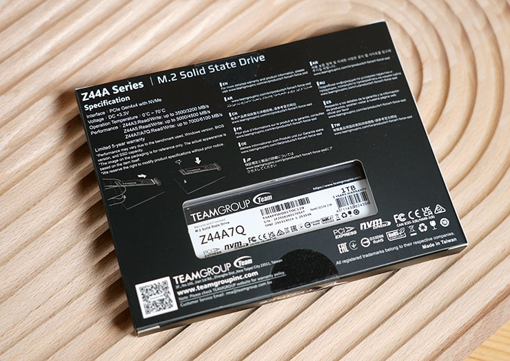 外盒背面有產品的詳細規格標示，還有透明窗可以看到產品本體上的標籤。