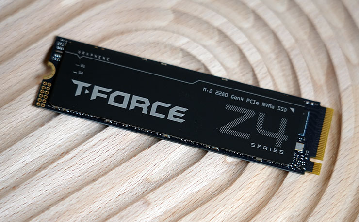 T-FORCE Z44A7 產品本體，正面搭配了專利石墨烯散熱標籤貼，能為主控晶片與 NAND Flash 提供額外的散熱效果。