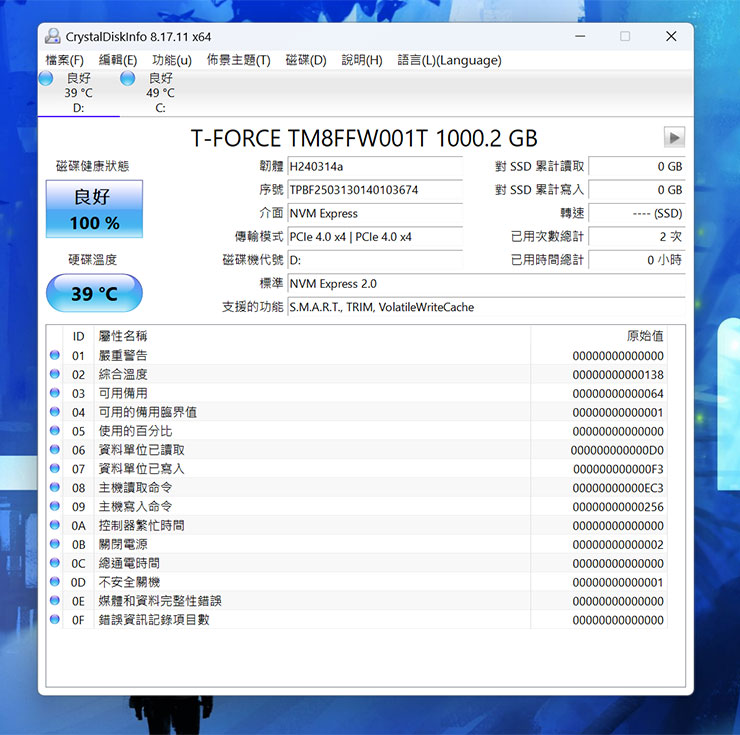 透過 CrystalDiskInfo 查看 T-Force Z44A7 1TB 版本的詳細規格標示。