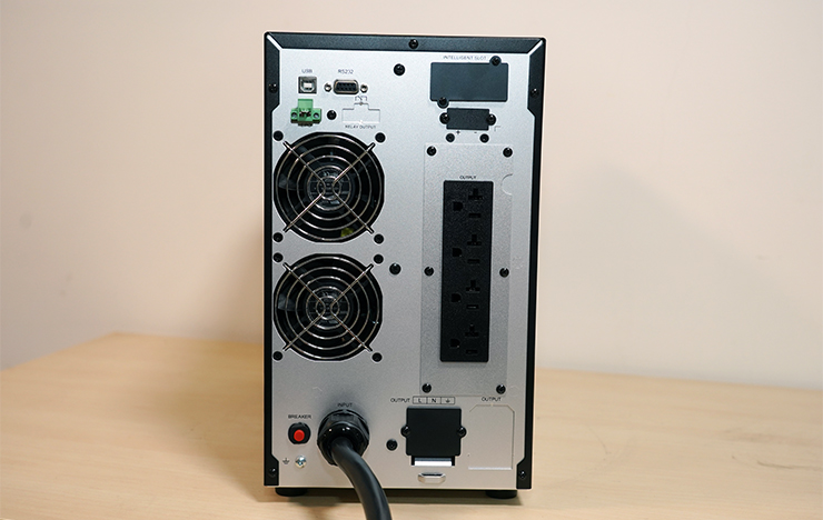 機身後側可以看到各類型的連接埠、擴充槽、電力備援插座與散熱風扇…等配置。