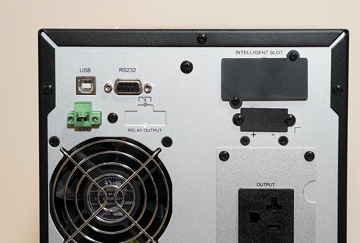 機身後側上半部可以看到多個連結埠，包括 USB 埠、RS232 埠、緊急斷電埠、可搭配 SNMP / HTTP 管理卡的智慧插槽，以及可支援發電機的外接電池箱插座。