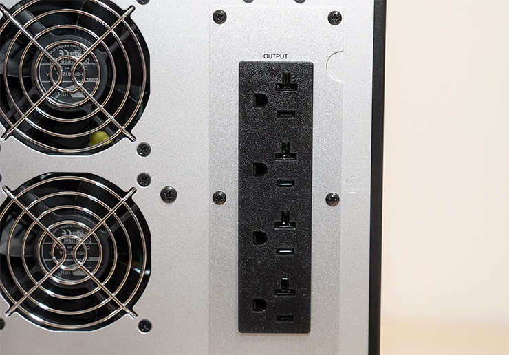 OLS3000A 提供了四組具備突波保護功能的備援插座，較大的機身也配置兩組可變轉速的散熱風扇。