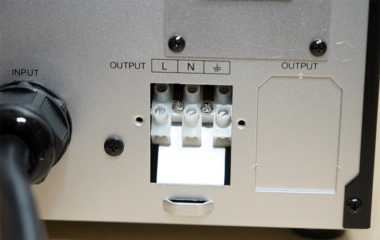 將外蓋拆卸下來後的輸出端子台。