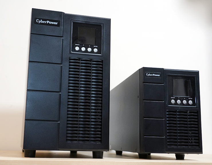 CyberPower OLS3000A 的體積相較同系列的 OLS2000A 更為巨大，相對也擁有更大的 3000VA / 2700W，適合設備功率較高的環境使用。