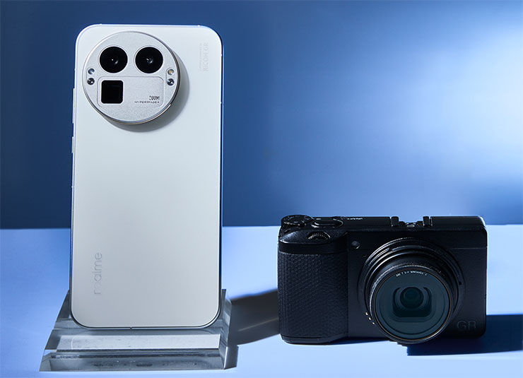 realme 攜手理光RICOH GR，推出業界首部搭載「RICOH GR影像」的最強街拍神器 realme GT 8 Pro。
