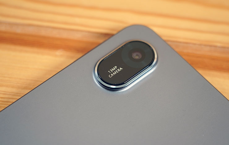 HUAWEI MatePad 11.5 2025 開箱實測:雲晰柔光屏護眼有感,三代 HUAWEI M-Pencil 頂天手感成筆記繪畫絕配! - 阿祥的網路筆記本 機身背面配置的 1300 萬畫素主鏡頭。