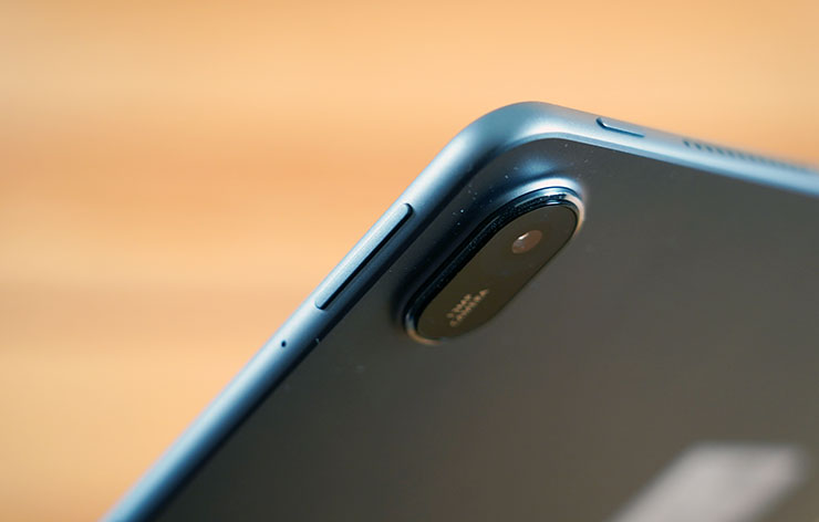 HUAWEI MatePad 11.5 2025 開箱實測:雲晰柔光屏護眼有感,三代 HUAWEI M-Pencil 頂天手感成筆記繪畫絕配! - 阿祥的網路筆記本 MatePad 11.5 2025 機身側 6.1mm 纖薄,圓潤邊角搭配金屬機身更大大提升握持手感。