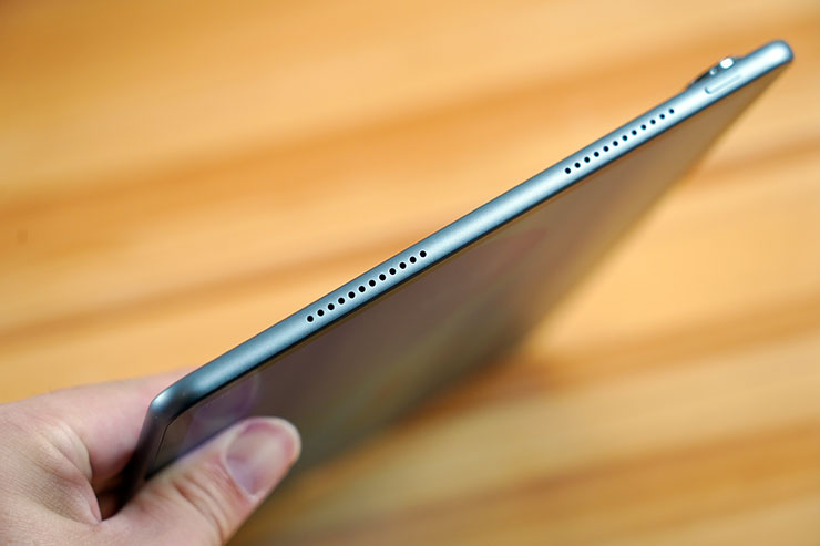 HUAWEI MatePad 11.5 2025 開箱實測:雲晰柔光屏護眼有感,三代 HUAWEI M-Pencil 頂天手感成筆記繪畫絕配! - 阿祥的網路筆記本 MatePad 11.5 2025 左側可以看到雙揚聲器計。