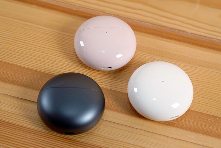 HUAWEI MatePad 11.5 2025 開箱實測:雲晰柔光屏護眼有感,三代 HUAWEI M-Pencil 頂天手感成筆記繪畫絕配! - 阿祥的網路筆記本 三種不同顏色款式的 FreeBuds 7i 充電盒實機。