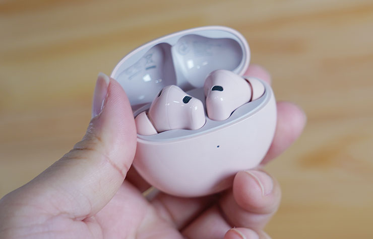 HUAWEI MatePad 11.5 2025 開箱實測:雲晰柔光屏護眼有感,三代 HUAWEI M-Pencil 頂天手感成筆記繪畫絕配! - 阿祥的網路筆記本 彈開充電盒上蓋,可以看到盒內收納的耳機本體。