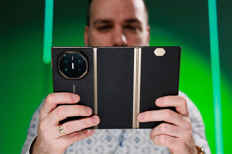 摺疊螢幕手機最大的問題並非摺痕或是耐用度,而是這個! - 阿祥的網路筆記本 HUAWEI Mate XT 的三摺疊設計有三片機身,可置入的電池容量更大,但相對更大的螢幕也增加了耗電量