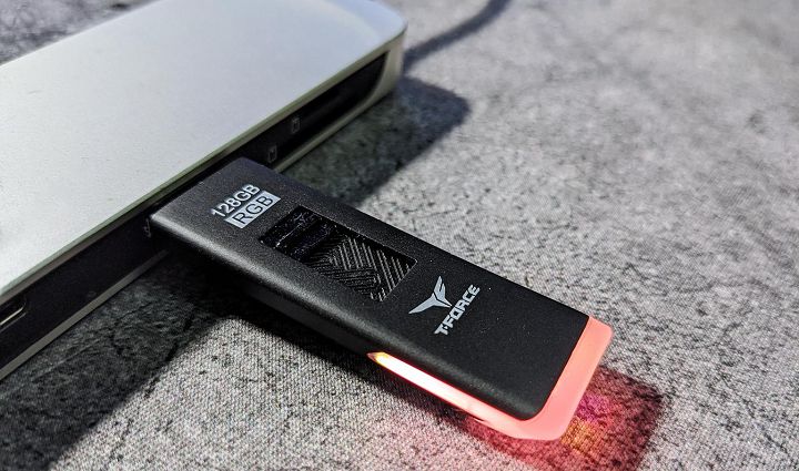 十銓 T-FORCE SPARK RGB 隨身碟開箱：存取高效，RGB 燈效兼具酷炫與實用性！更能同時支援 PC 與遊樂器！ - 阿祥的網路筆記本